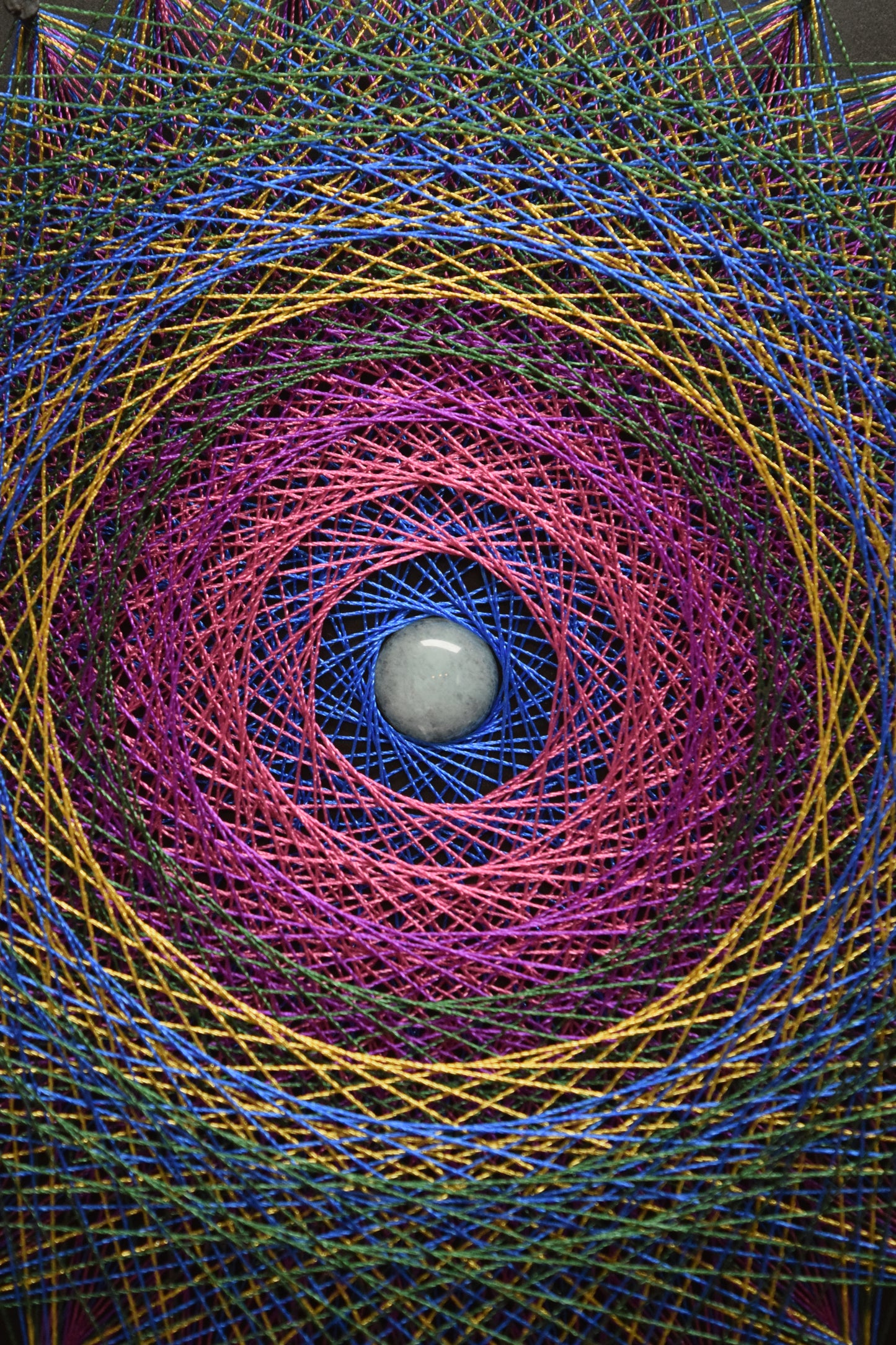Detaliu cu cristal central, Angelit și ață strălucitoare din poliester în mandală personalizată realizată prin tehnica string art.