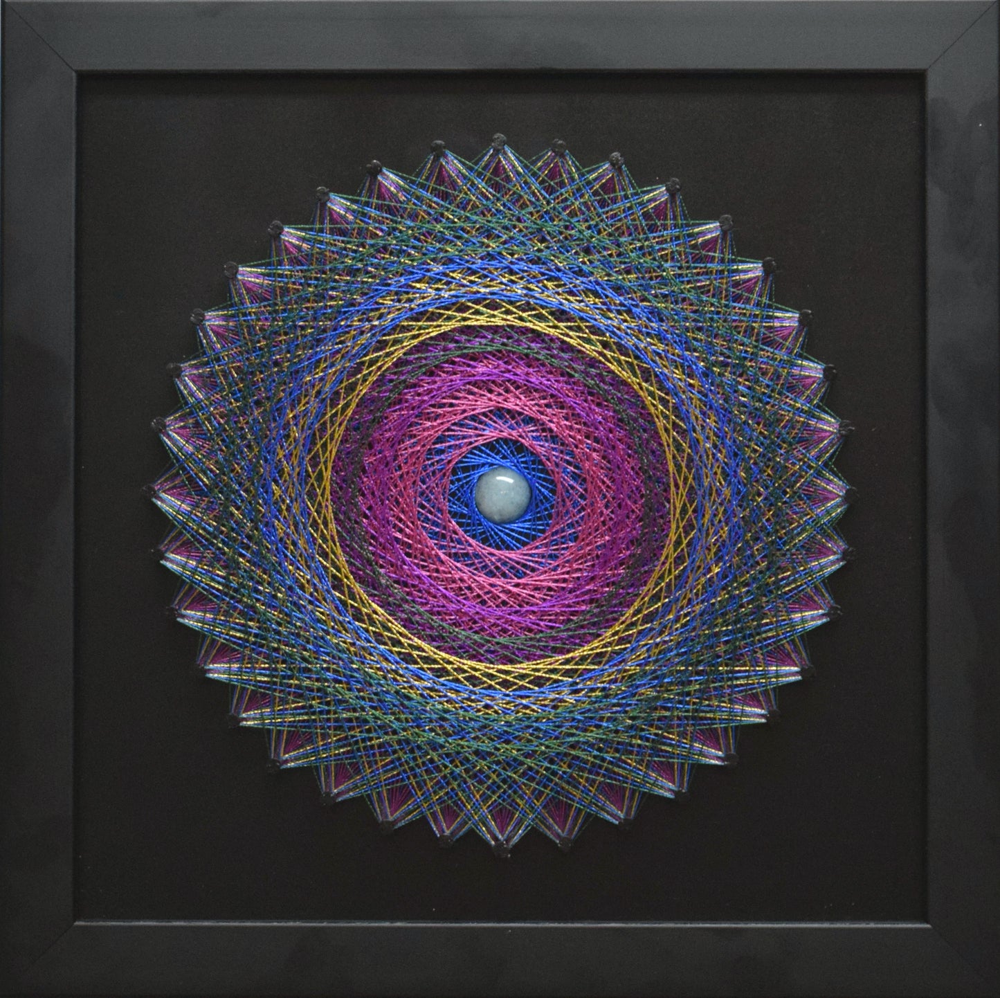 Tablou mandala personalizat creat in stil string art, vedere frontală – creata pe baza unui cod numerologic