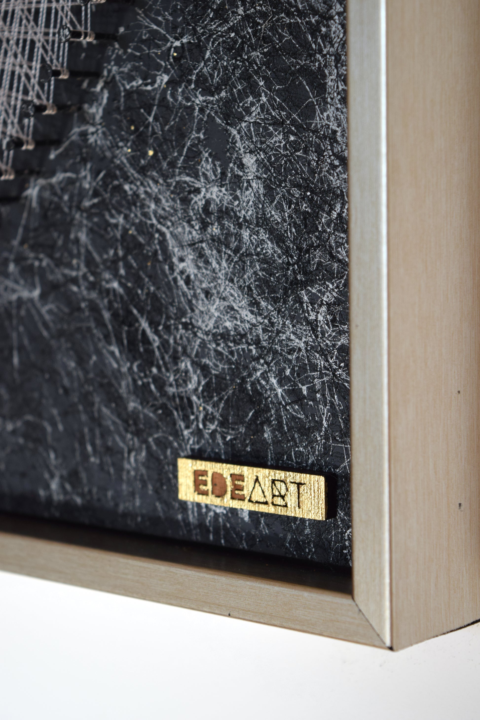 Close-up of the EDEART gold logo placed in the corner – signature of authenticity and artistic identity.