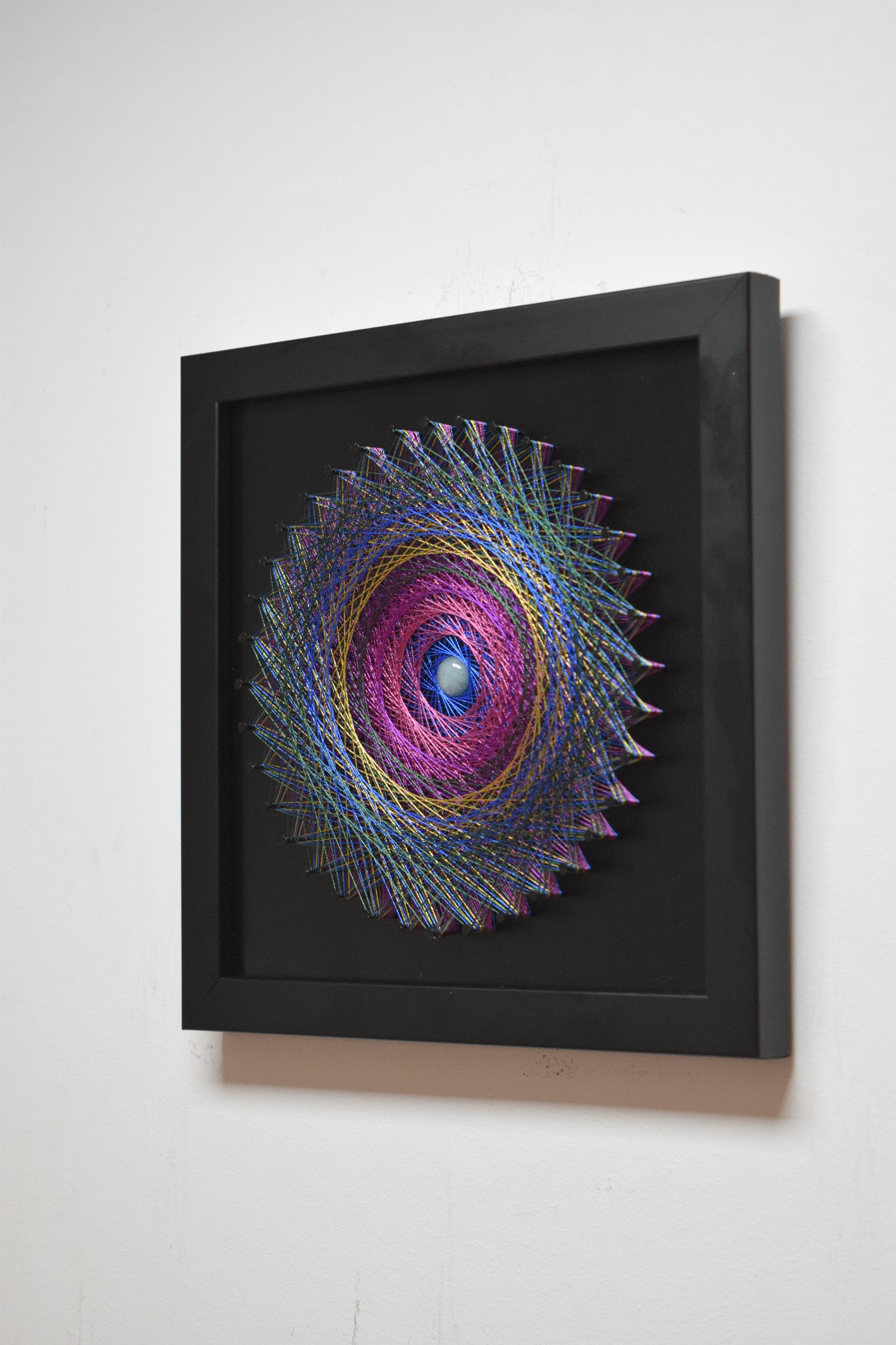 Mandala cu intenție în decor modern de birou – ideală pentru a fi o ancora catre armonie, claritate mentală și echilibru energetic.
