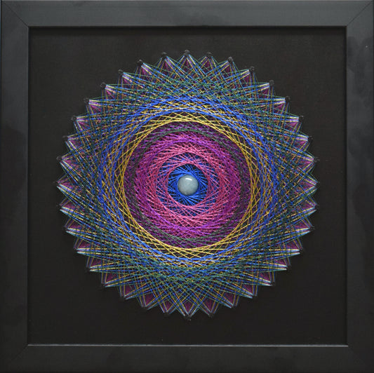 Tablou mandala personalizat creat in stil string art, vedere frontală – creata pe baza unui cod numerologic